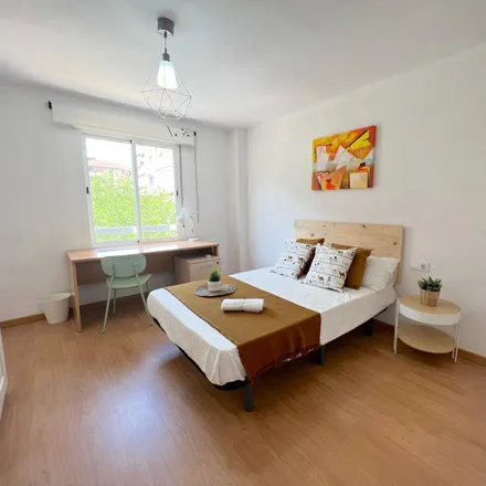 Rent this 4 bed room on Carrer d'Alfara del Patriarca in 17, 46025 Valencia