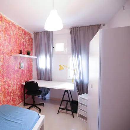 Rent this 3 bed room on unnamed road in 2825-049 Almada, Portugal