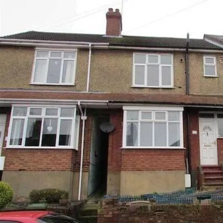 Rent this 4 bed townhouse on Kingston Road in Luton, LU2 7JJ