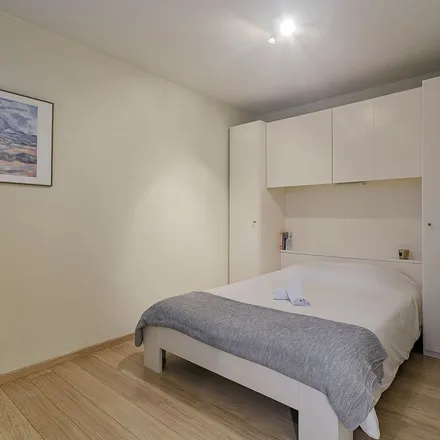 Rent this 2 bed apartment on Rue Théodore De Cuyper - Théodore De Cuyperstraat 90 in 1200 Woluwe-Saint-Lambert - Sint-Lambrechts-Woluwe, Belgium