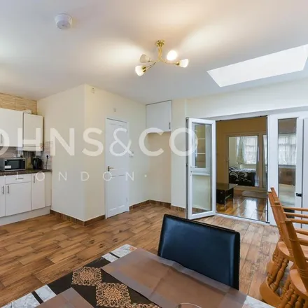 Image 5 - Mogden Lane, London, TW7 7LH, United Kingdom - Townhouse for rent