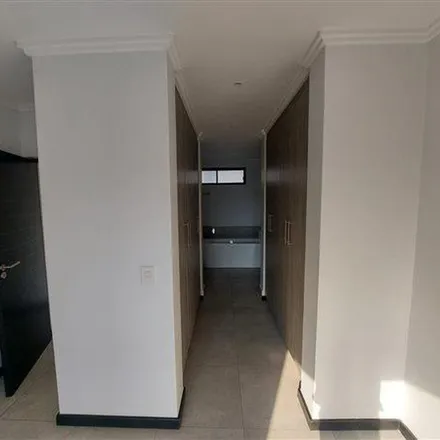 Image 7 - 2 Ann Crescent, Strathavon, Sandton, 2146, South Africa - Apartment for rent