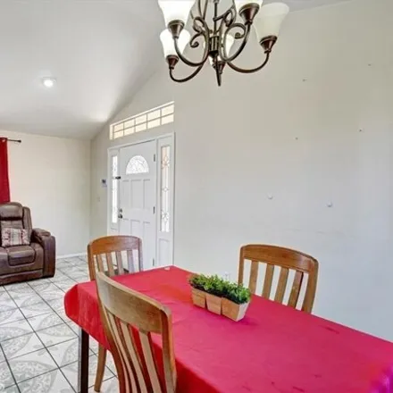 Image 8 - 1264 North Wilmington Boulevard, Los Angeles, CA 90744, USA - House for sale