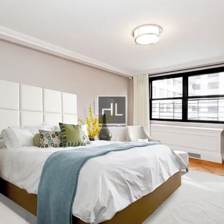 Rent this 3 bed apartment on 250 East 87th Street in New York, NY 10028