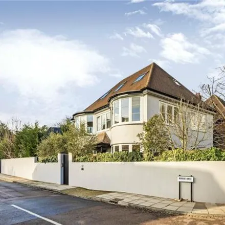 Rent this 5 bed house on 34 West Temple Sheen in London, SW14 7AP