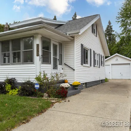 Buy this 2 bed house on 863 Ardmore Street Southeast in Grand Rapids, MI 49507