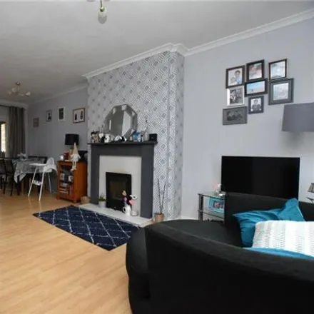 Image 3 - Margaret Close, Churwell, LS27 8NF, United Kingdom - Townhouse for sale