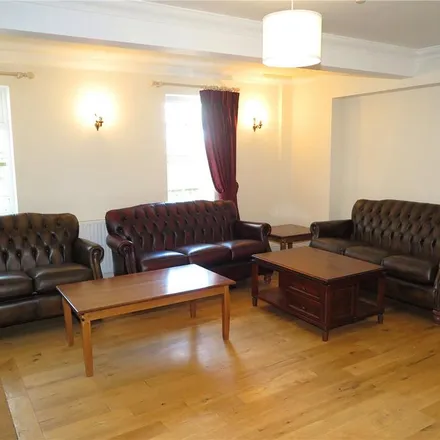 Image 2 - Hotel de Vie, 22 Firgrove Hill, Wrecclesham, GU9 8LQ, United Kingdom - Room for rent