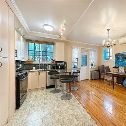 Image 3 - 18 Corbin Place, New York, NY 11235, USA - House for sale