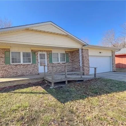 Buy this 3 bed house on 622 Grandview Avenue in Coffeyville, KS 67337