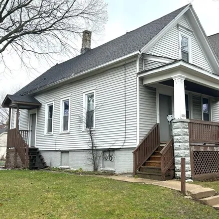 Buy this 4 bed house on 2843 North 10th Street in Milwaukee, WI 53206