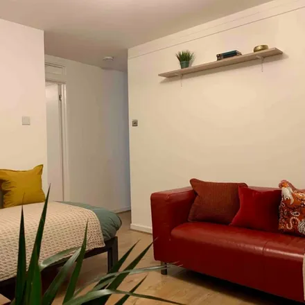 Image 3 - 25-31 Thistlewood Close, London, N7 7DT, United Kingdom - Apartment for rent