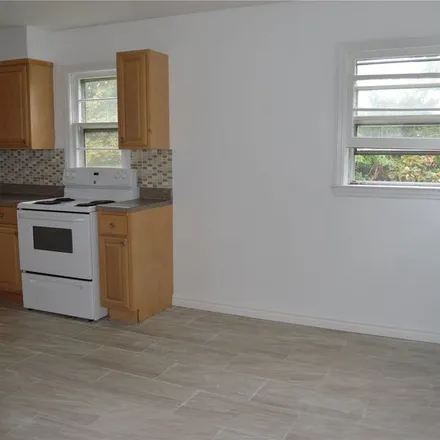 Image 2 - 30 Iroquois Place, Village of Farmingdale, NY 11735, USA - Apartment for rent