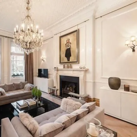 Rent this 3 bed room on 29 Pont Street in London, SW1X 9SG