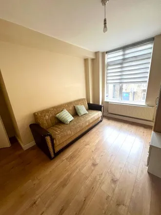 Image 2 - Golden Curry, Clements Lane, London, IG1 1BA, United Kingdom - Apartment for rent