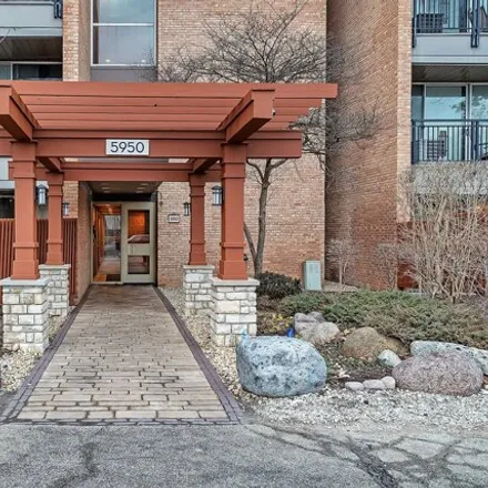 Buy this 1 bed condo on 6003 Oakwood Drive in Lisle, IL 60532
