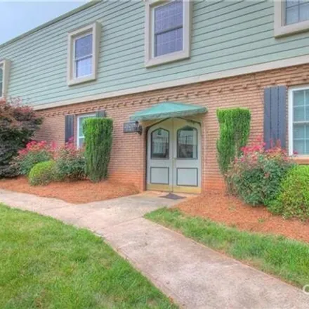 Rent this 3 bed condo on 2626 Park Rd Apt E in Charlotte, North Carolina
