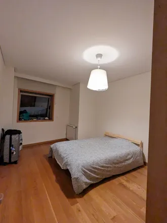 Rent this 6 bed room on Avenida de Fernão de Magalhães 82 in 76, 72