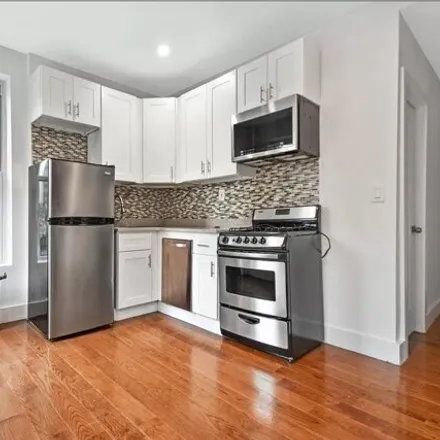 Rent this 3 bed apartment on 300 East 61st Street in New York, NY 10065