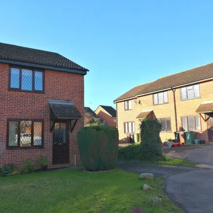 Rent this 2 bed duplex on Kent Close in Abingdon, OX14 3XH