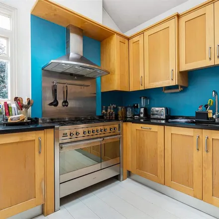 Rent this 3 bed apartment on 18 in 20 Ashleigh Road, London