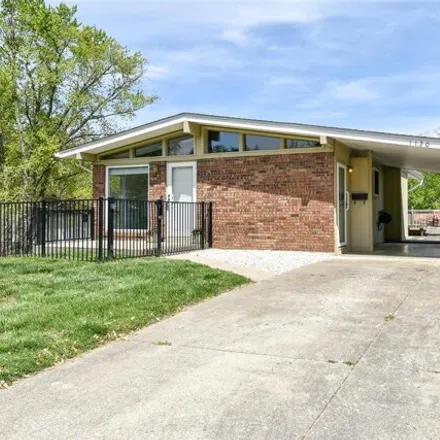 Buy this 3 bed house on 1186 Ridge Avenue in Collinsville, IL 62234