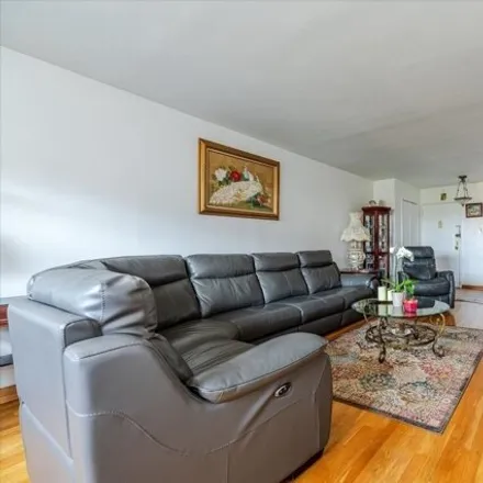 Image 5 - 85-10 151st Avenue, New York, NY 11414, USA - Apartment for sale