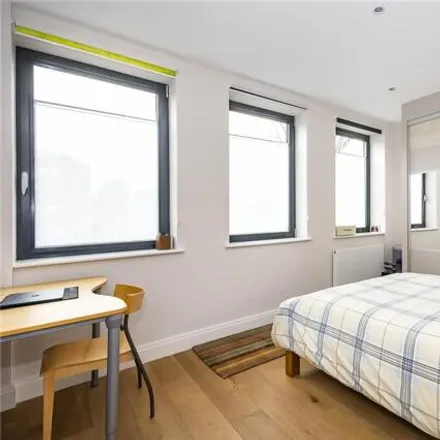 Image 5 - John Busch House, London Road, London, TW7 5XG, United Kingdom - Apartment for sale