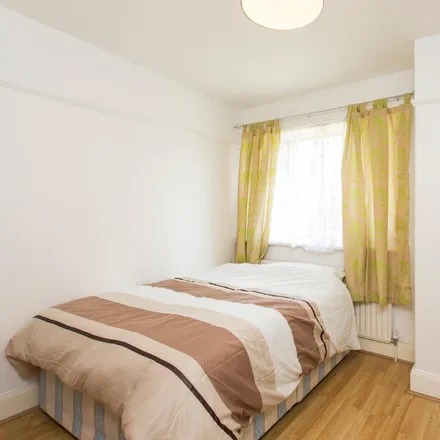 Rent this 5 bed room on 32 Old Oak Road in London, W3 7HN