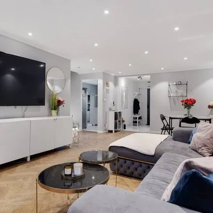 Rent this 6 bed apartment on Liljevägen in 194 68 Bollstanäs, Sweden
