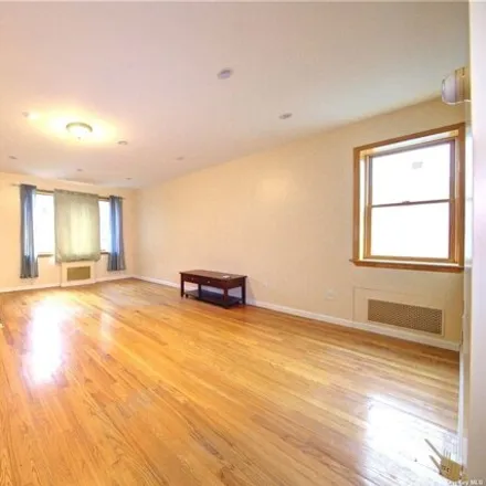 Image 4 - 21-20 33rd Street, New York, NY 11105, USA - House for sale