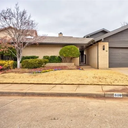 Buy this 4 bed house on 609 E Oak Pl in Edmond, Oklahoma