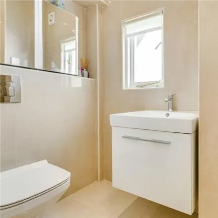 Image 5 - 8 Observatory Gardens, London, W8 7HY, United Kingdom - Apartment for sale