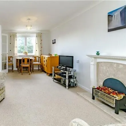 Image 2 - Hillcroft Court, Chaldon Road, Caterham on the Hill, CR3 5PE, United Kingdom - Apartment for sale