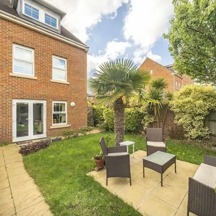 Rent this 4 bed duplex on Robinson Court 1 - 7 in Magdalene Gardens, London