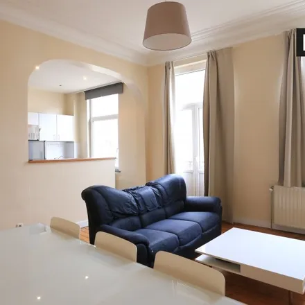 Rent this 2 bed apartment on Rue Lesbroussart - Lesbroussartstraat 38 in 1050 Ixelles - Elsene, Belgium