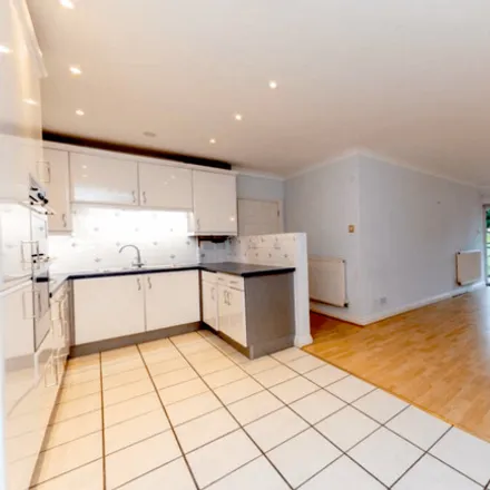 Rent this 2 bed room on unnamed road in London, N12 7EL