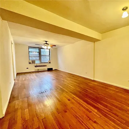 Image 3 - 2680 East 19th Street, New York, NY 11235, USA - Condo for sale