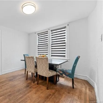 Image 8 - 454 Quincy Avenue, New York, NY 10465, USA - House for sale