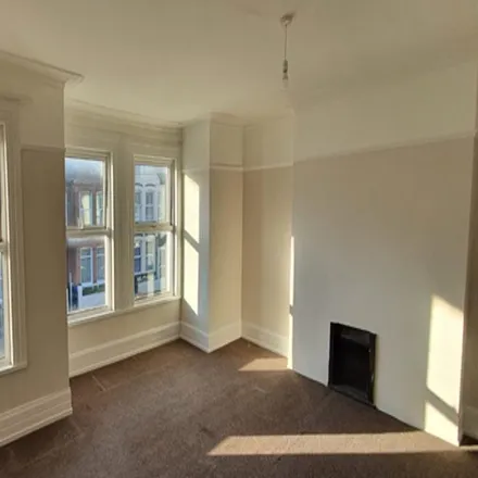 Rent this 1 bed room on 5 Kidderminster Road in London, CR0 2UE