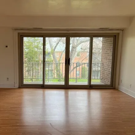 Image 5 - 6014 Westchester Park Drive, Hyattsville, MD 20740, USA - Condo for sale