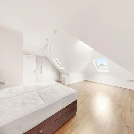 Rent this 5 bed apartment on Queens Way in London, NW4 2TN