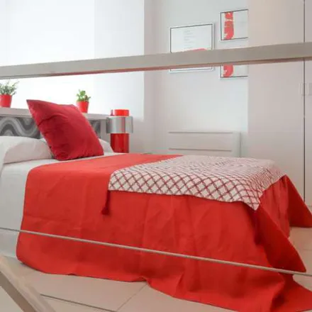 Rent this 1 bed apartment on Madrid in Espacios Baluarte, Carretera de Fuencarral a Alcobendas