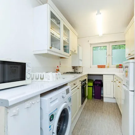 Rent this 3 bed apartment on Lindsey Mews in London, N1 3AH