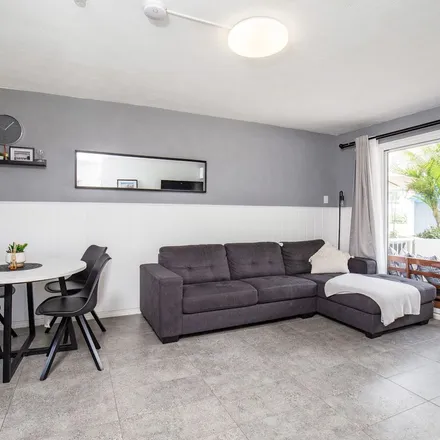 Image 8 - Raffles Royale, Ferny Avenue, Surfers Paradise QLD 4217, Australia - Apartment for rent