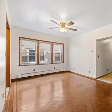 Image 5 - 21-62 24th Street, New York, NY 11105, USA - House for sale